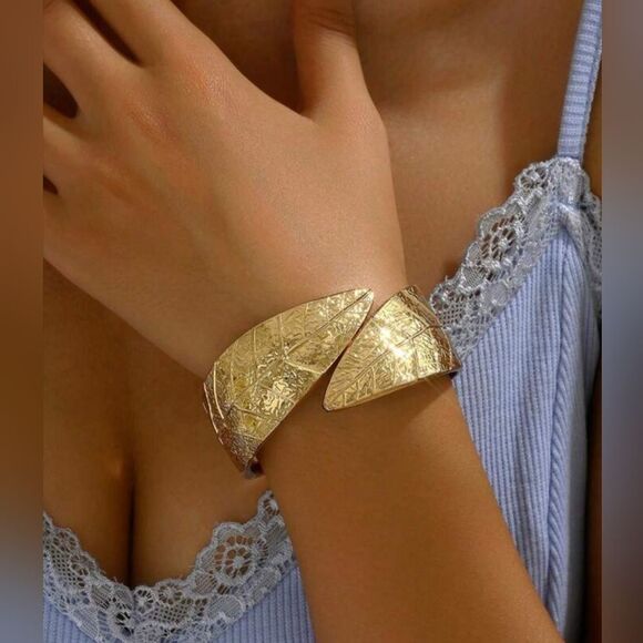 Gold-colored Tree Leaf Patterned Open Bangle NWOT 2 1/2 - Picture 1 of 6